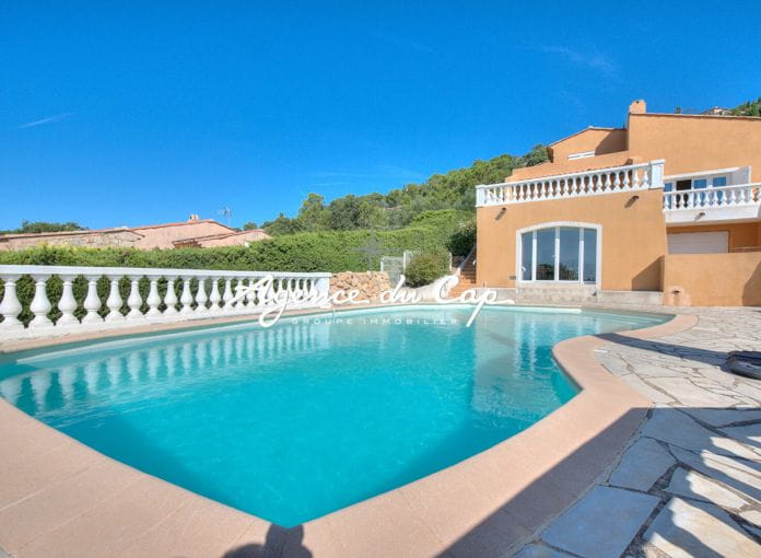 3 bedroom villa for sale with panoramic view pool terrace and garage in Saint-Raphaël Antheor sea on foot