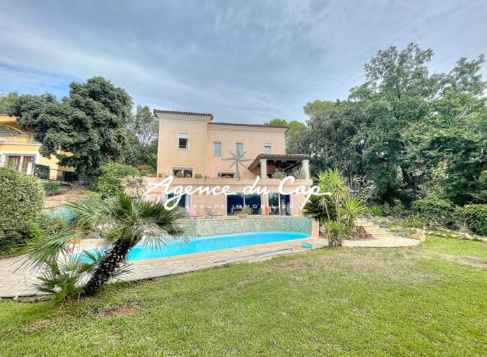 Belle vue degagee villa d'architecte de 7 pieces avec 5 chambres piscine et garage double