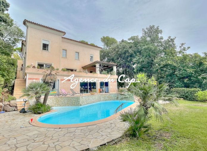 Belle vue degagee villa d'architecte de 7 pieces avec 5 chambres piscine et garage double