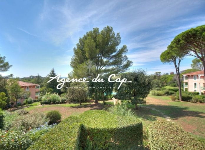 Appartement dans une residence avec piscine face au golf de Valescure a Saint-Raphaël