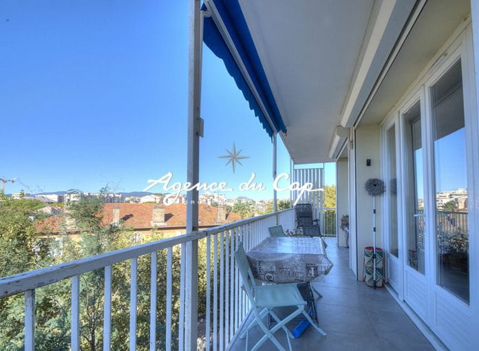 4 room apartment for sale renovated with terrace near beach and shops in Fréjus plage