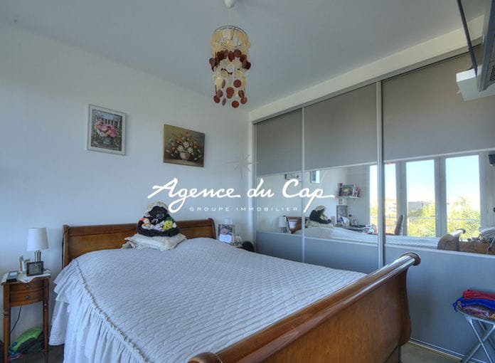 4 room apartment for sale renovated with terrace near beach and shops in Fréjus plage