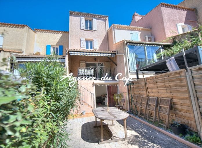 Close to Fréjus town center and shops 5-room villa 100sqm garage