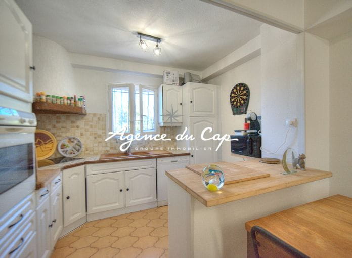 Close to Fréjus town center and shops 5-room villa 100sqm garage