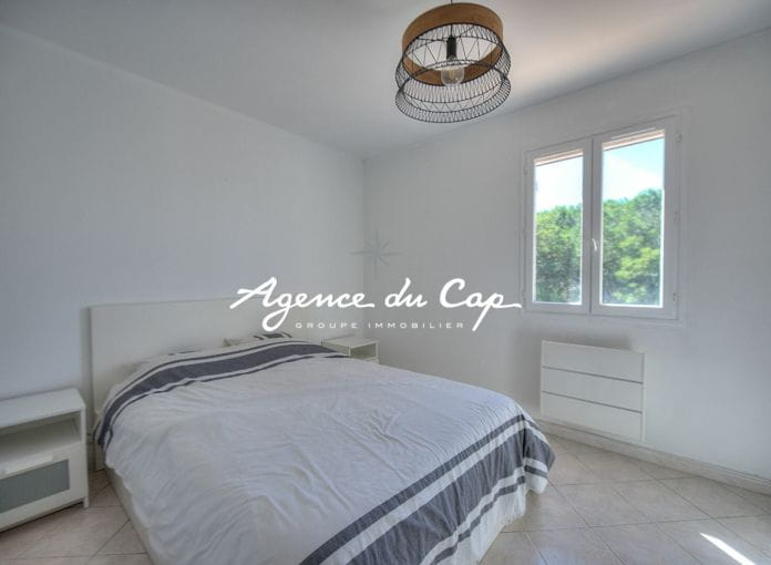 Close to Fréjus town center and shops 5-room villa 100sqm garage