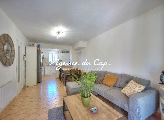 Close to Fréjus town center and shops 5-room villa 100sqm garage