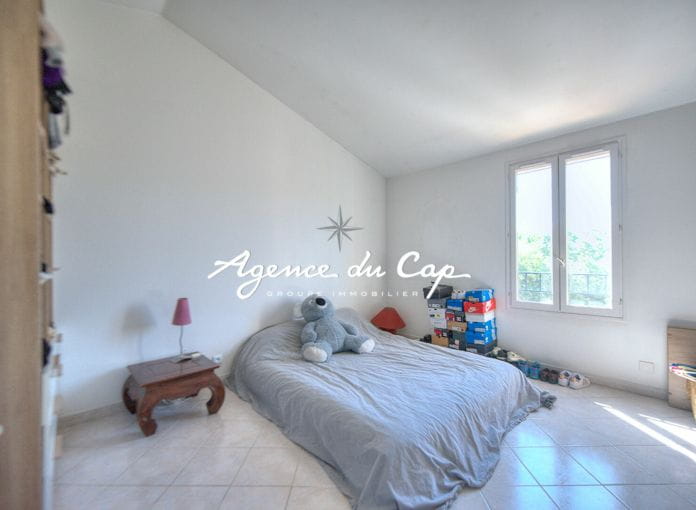 Close to Fréjus town center and shops 5-room villa 100sqm garage