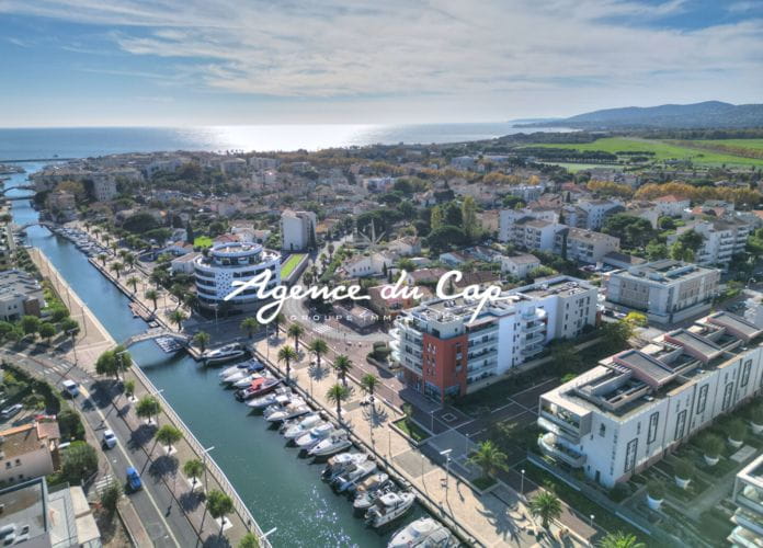 Appartement moderne a vendre 3 pieces avec terrasse et garage entre port frejus et la base nature (13)