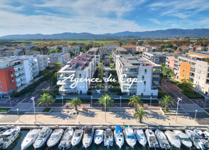 Appartement moderne a vendre 3 pieces avec terrasse et garage entre port frejus et la base nature (0)