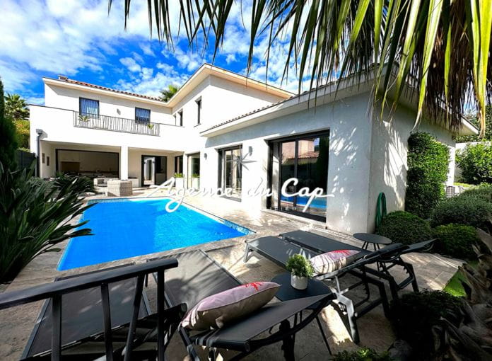 For sale contemporary villa with double garage swimming pool outdoor kitchen, Sainte Maxime