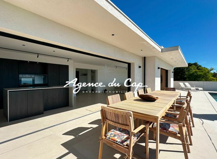 A vendre les Issambres propriete moderne avec vue mer panoramique  5 chambres piscine double garage