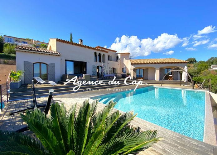 Les issambres a vendre villa provencale vue mer a pied des plages avec piscine et garage (0)