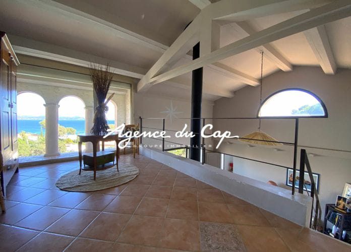 Les issambres a vendre villa provencale vue mer a pied des plages avec piscine et garage (9)