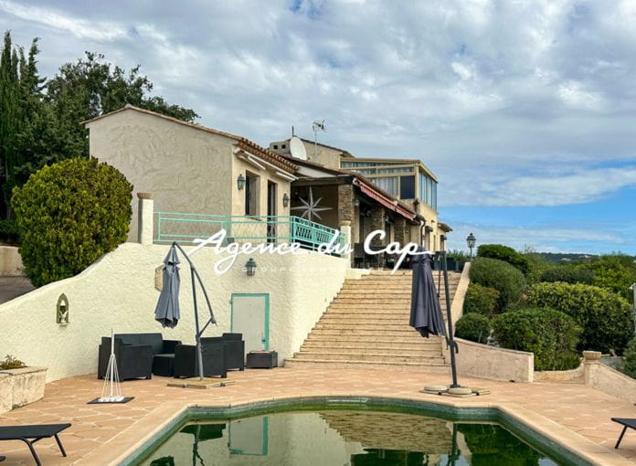 A vendre villa vue mer panoramique piscine parkings annexe les Issambres