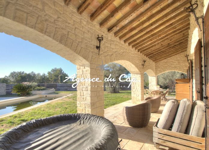 Villa en pierres de taille, 160 m², 3 000 m² de terrain, 3 suites, pool house, piscine, garage (1)