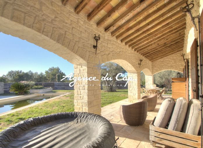 Villa en pierres de taille, 160 m², 3 000 m² de terrain, 3 suites, pool house, piscine, garage