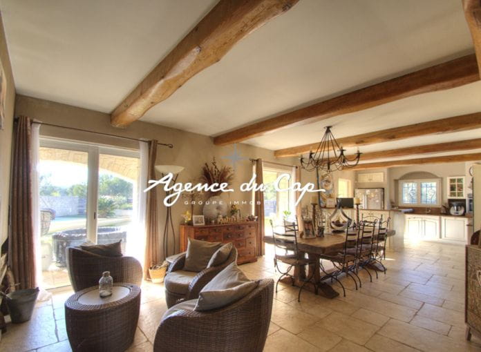 Villa en pierres de taille, 160 m², 3 000 m² de terrain, 3 suites, pool house, piscine, garage