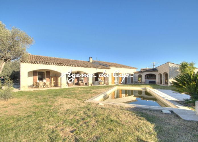 Villa en pierres de taille, 160 m², 3 000 m² de terrain, 3 suites, pool house, piscine, garage (0)