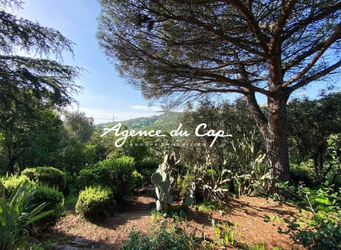 Les Issambres villa de charme vue degagee verdure au calme avec appartement relie