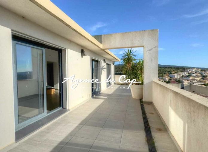 For sale 4-room apartment of 97 sqm with 3 bedrooms, terrace of 44 sqm and parking space, quiet area less than 10 min from the center of Sainte Maxime