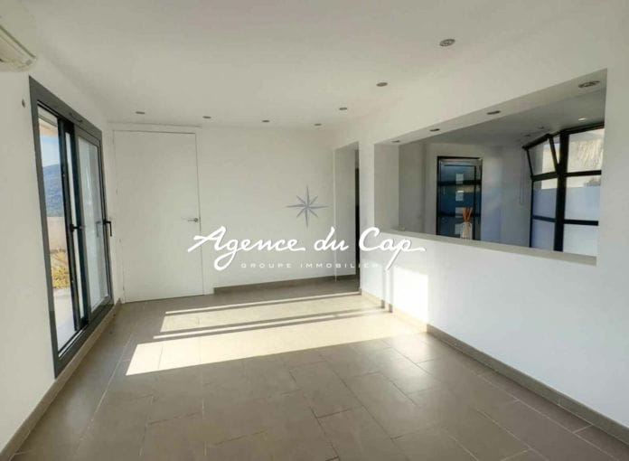 For sale 4-room apartment of 97 sqm with 3 bedrooms, terrace of 44 sqm and parking space, quiet area less than 10 min from the center of Sainte Maxime