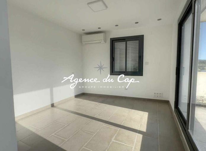 For sale 4-room apartment of 97 sqm with 3 bedrooms, terrace of 44 sqm and parking space, quiet area less than 10 min from the center of Sainte Maxime