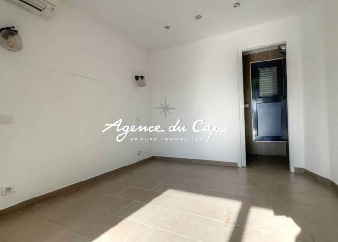 à vendre appartement t4 de 97 m² avec 3 chambres terrasse de 44 m² et place de parking, au calme a moins de 10 min du centre de sainte maxime (11)