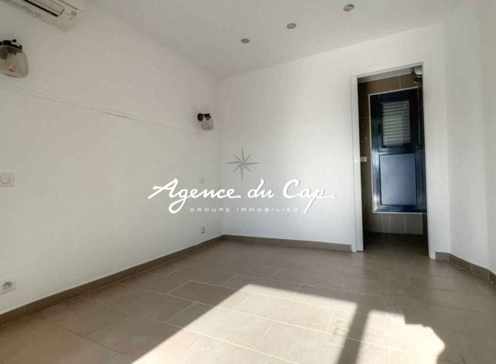 À vendre appartement t4 de 97 m² avec 3 chambres terrasse de 44 m² et place de parking, au calme a moins de 10 min du centre de Sainte Maxime