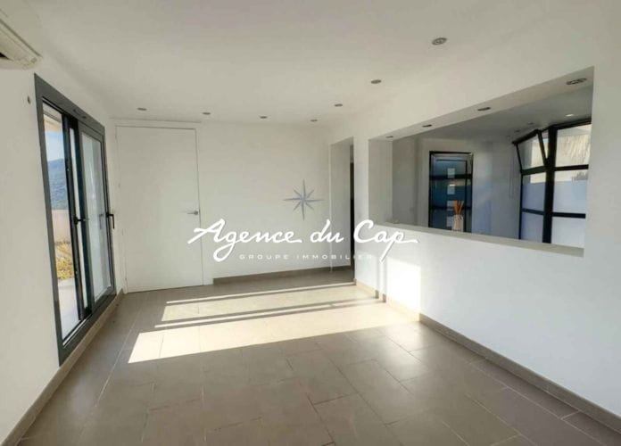 à vendre appartement t4 de 97 m² avec 3 chambres terrasse de 44 m² et place de parking, au calme a moins de 10 min du centre de sainte maxime (5)