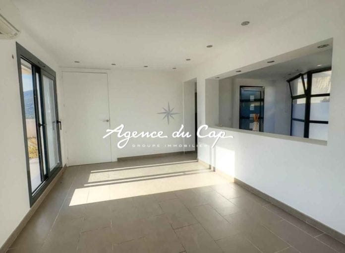 À vendre appartement t4 de 97 m² avec 3 chambres terrasse de 44 m² et place de parking, au calme a moins de 10 min du centre de Sainte Maxime