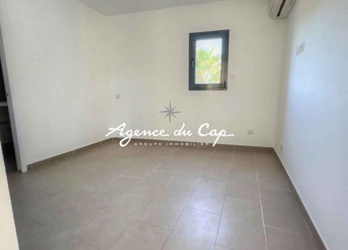 à vendre appartement t4 de 97 m² avec 3 chambres terrasse de 44 m² et place de parking, au calme a moins de 10 min du centre de sainte maxime (7)