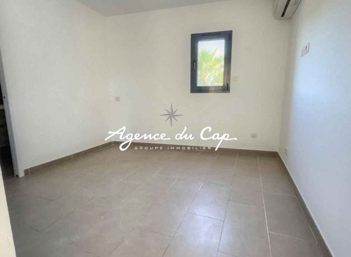 À vendre appartement t4 de 97 m² avec 3 chambres terrasse de 44 m² et place de parking, au calme a moins de 10 min du centre de Sainte Maxime