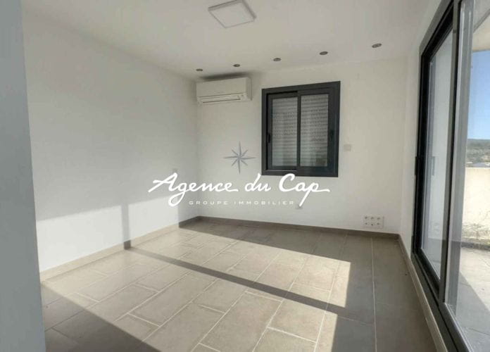 à vendre appartement t4 de 97 m² avec 3 chambres terrasse de 44 m² et place de parking, au calme a moins de 10 min du centre de sainte maxime (8)