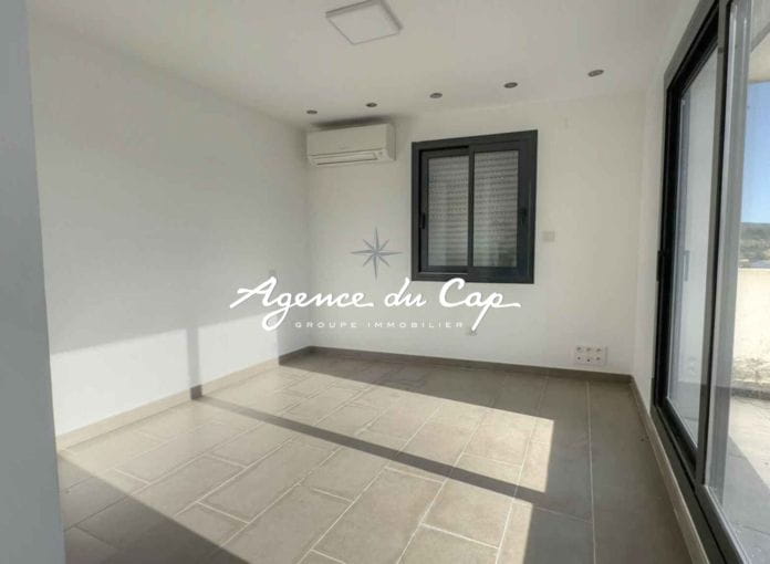 À vendre appartement t4 de 97 m² avec 3 chambres terrasse de 44 m² et place de parking, au calme a moins de 10 min du centre de Sainte Maxime