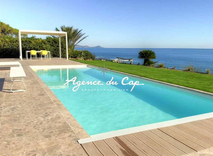 Fully renovated villa for sale magnificent sea view on foot of the beaches in saint-aygulf