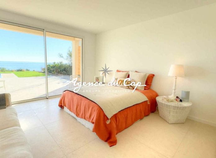 Fully renovated villa for sale magnificent sea view on foot of the beaches in saint-aygulf