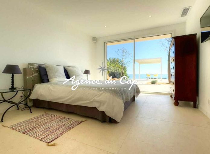 Fully renovated villa for sale magnificent sea view on foot of the beaches in saint-aygulf