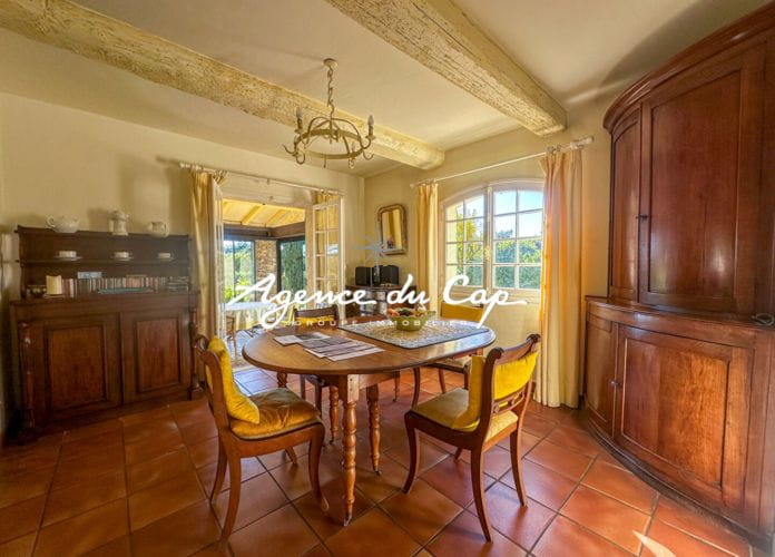 A vendre villa provencale de 5 chambres avec piscine garage et cave à saint aygulf (5)