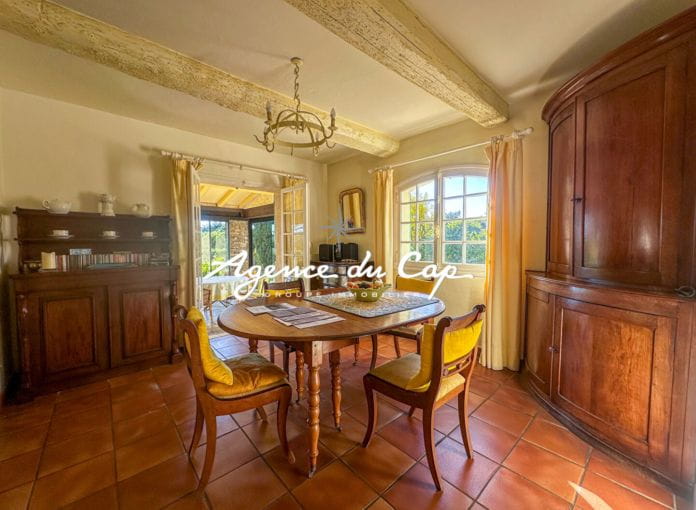 A vendre villa provencale de 5 chambres avec piscine garage et cave à saint aygulf