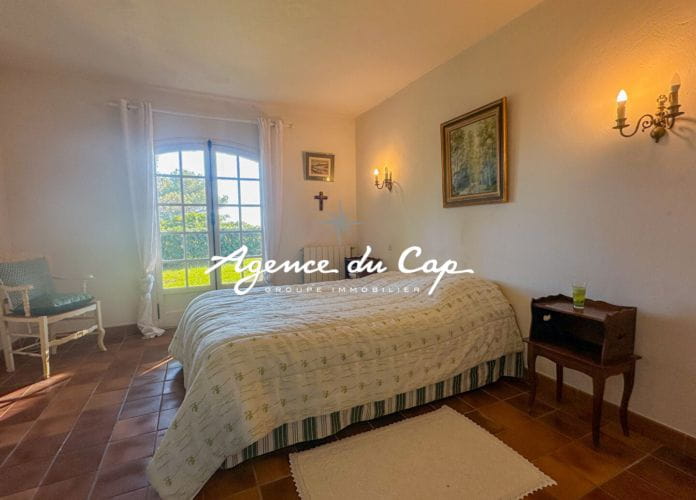 A vendre villa provencale de 5 chambres avec piscine garage et cave à saint aygulf (9)