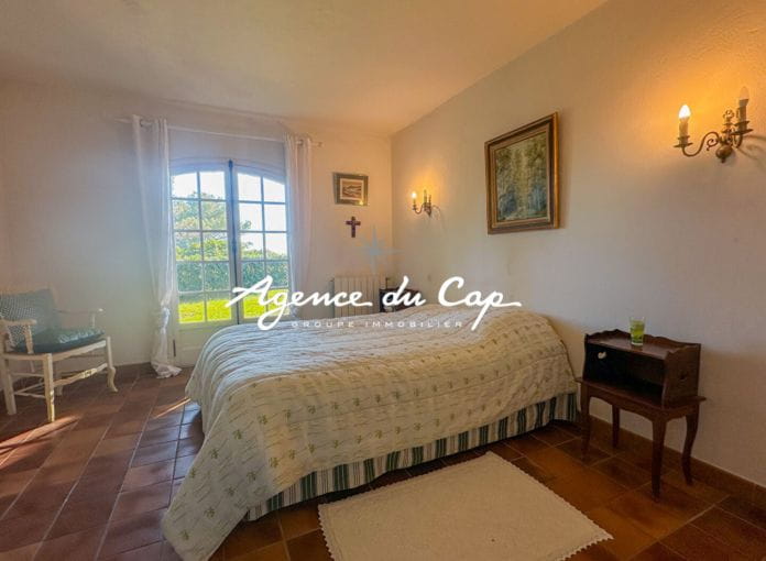 A vendre villa provencale de 5 chambres avec piscine garage et cave à saint aygulf