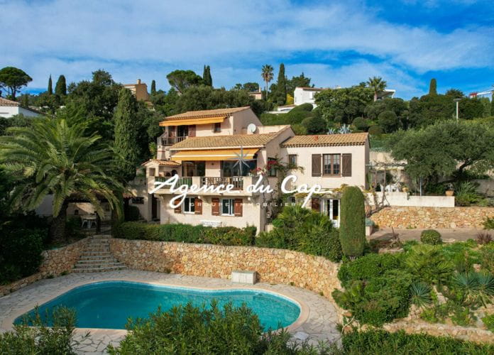 For sale 7-room villa of approximately 200 m2 with sea view and swimming pool in les issambres (1)