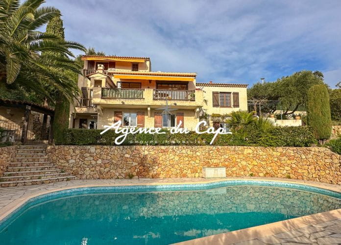 For sale 7-room villa of approximately 200 m2 with sea view and swimming pool in les issambres (15)