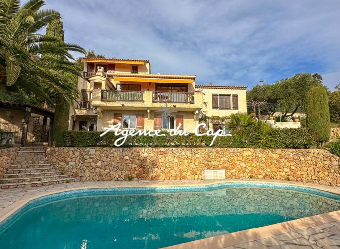 A vendre villa 7 pièces environ 200 m2 avec vue mer et piscine aux Issambres