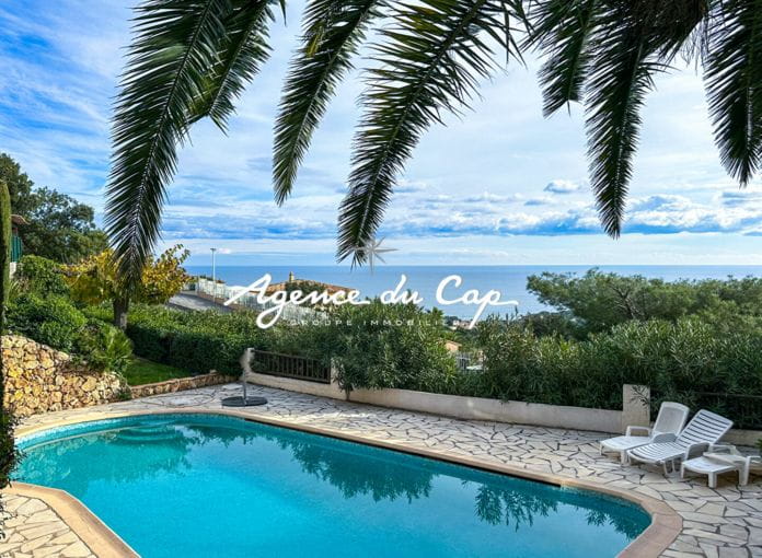 A vendre villa 7 pièces environ 200 m2 avec vue mer et piscine aux Issambres