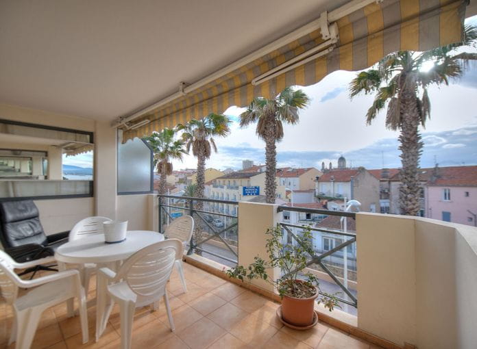 3 room apartment top floor sea view 2 south facing terraces garage beach on foot st raphael