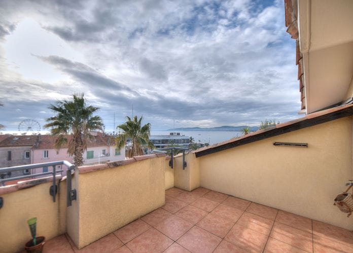 3 room apartment top floor sea view 2 south facing terraces garage beach on foot st raphael (13)