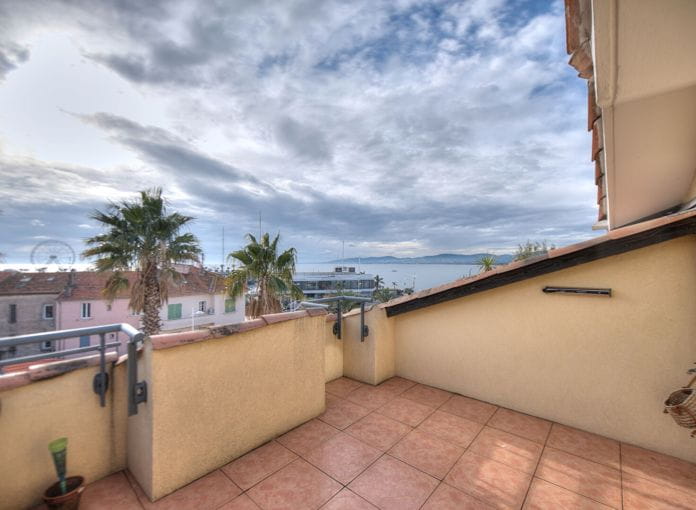 3 room apartment top floor sea view 2 south facing terraces garage beach on foot st raphael