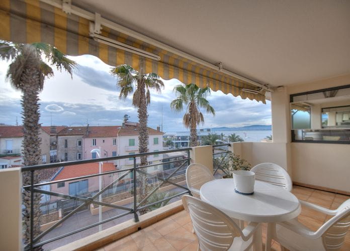 3 room apartment top floor sea view 2 south facing terraces garage beach on foot st raphael (2)