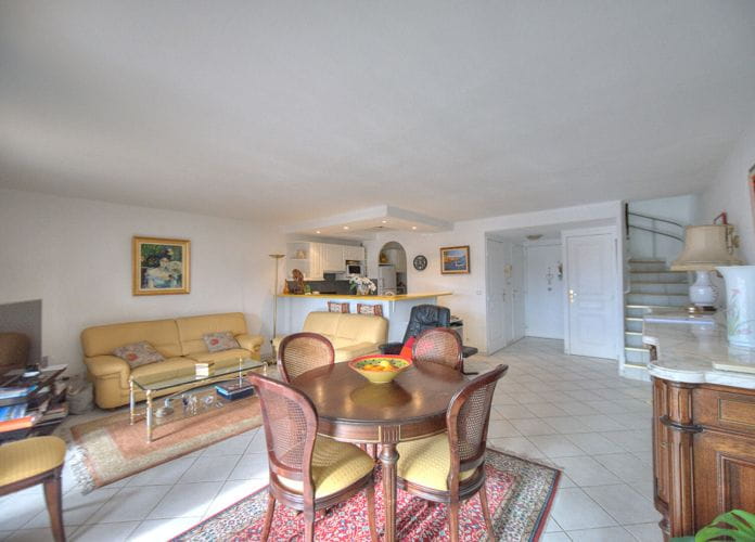 3 room apartment top floor sea view 2 south facing terraces garage beach on foot st raphael (6)